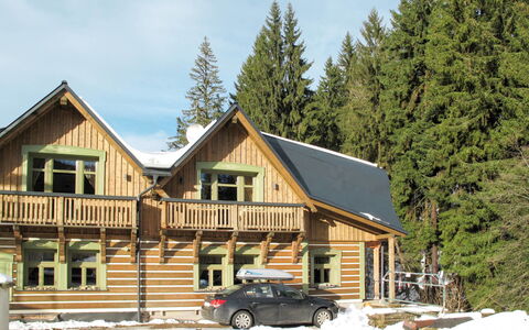 Pec Pod Snezkou 602: Costruzione, Cielo, Ruota, Proprietà, Finestra, Neve, Albero, Veicolo, Casa