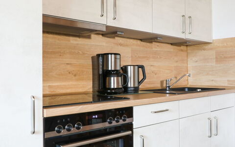 Wingst 640: Cabinetry, Proprietà, Controsoffitto, Lavandino Della Cucina, Cucina Stufa, Rubinetto, Legna, Elettrodomestico Da Cucina, Cucina, Piano Cottura