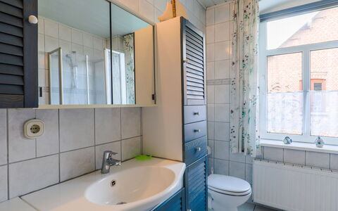 Wingst 640: Specchio, Rubinetto, Idraulico Fixture, Lavello, Proprietà, Lavandino Del Bagno, Bagno, Azzurro, Viola, Interior Design