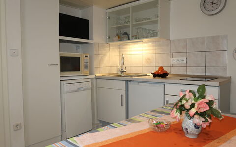 Otterndorf 663: Cabinetry, Controsoffitto, Cucina, Legna, Interior Design, Pavimentazione, Cucina Stufa, Lavello, Pavimento, Elettrodomestico Da Cucina
