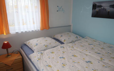 Otterndorf 663: Mobilia, Costruzione, Finestra, Azzurro, Comfort, Legna, Tessile, Tenda, Letto