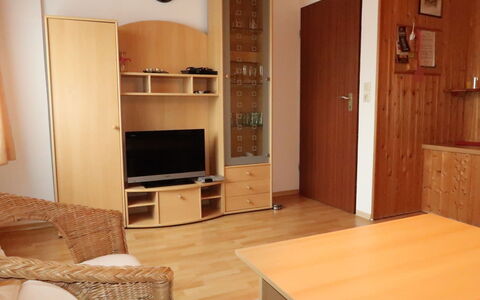 Horumersiel 609: Mobilia, Tavolo, Proprietà, Cabinetry, Legna, Interior Design, Pavimento, Pavimentazione, Comfort, Divano