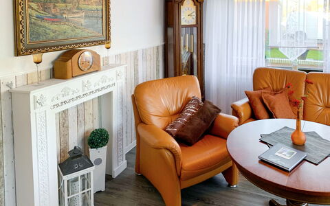 Christine: Mobilia, Divano, Tavolo, Cornice, Pianta, Legna, Comfort, Soggiorno, Arancia, Interior Design
