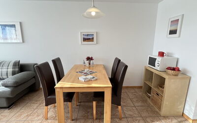 Schwarzwaldblick Ii 625.2: Mobilia, Tavolo, Divano, Legna, Cornice, Soggiorno, Cabinetry, Interior Design, Pavimentazione, Rettangolo