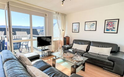 Schwarzwaldblick Iv 625.4: Mobilia, Divano, Interior Design, Pavimentazione, Soffitto, Pavimento, Camera, Appartamento, Soggiorno, Tavolo