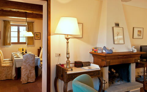 Casavecchia: Mobilia, Tavolo, Costruzione, Finestra, Cornice, Legna, Comfort, Illuminazione, Lampada, Pavimento