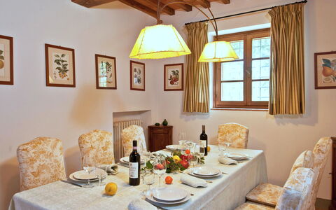 Casavecchia: Tavolo, Mobilia, Tavola, Proprietà, Finestra, Sedia, Cornice, Tovaglia, Interior Design, Piatto