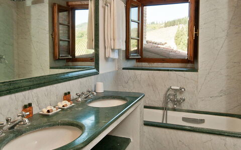 Casavecchia: Rubinetto, Lavello, Specchio, Proprietà, Idraulico Fixture, Finestra, Lavandino Del Bagno, Bagno, Illuminazione, Interior Design