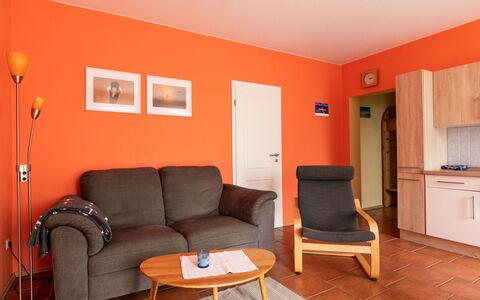 Waase 606: Proprietà, Mobilia, Divano, Tavolo, Arancia, Legna, Illuminazione, Interior Design, Comfort, Pavimento