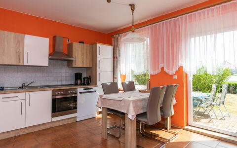 Waase 606: Mobilia, Proprietà, Cabinetry, Pianta, Tavolo, Controsoffitto, Sedia, Finestra, Legna, Interior Design