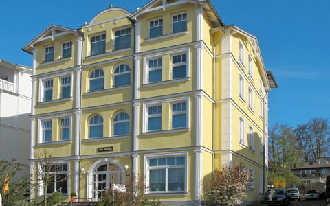 Ostseebad Sellin 617: Cielo, Pianta, Costruzione, Proprietà, Finestra, Ruota, Urban Design, Condominio, Albero, Palazzone