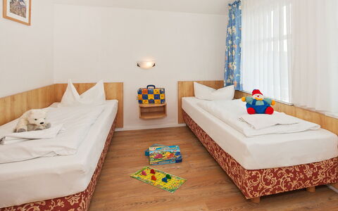 Ostseebad Sellin 617: Camera Da Letto, Letto, Camera, Mobilia, Lenzuolo, Interior Design, Proprietà, Telaio Del Letto, Parete, Materasso