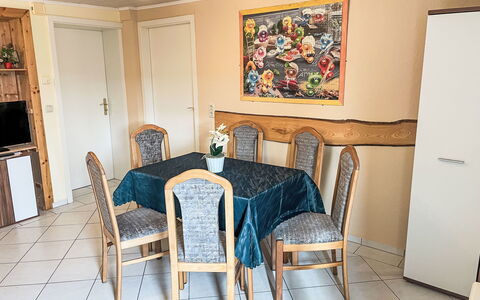 Waren 609: Mobilia, Interior Design, Pavimentazione, Legna, Pavimento, Tavolo, Sedia, Camera, Illuminazione, Sala Da Pranzo