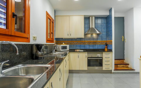 Finca L'Embat: Rubinetto, Lavandino Della Cucina, Lavello, Controsoffitto, Cabinetry, Proprietà, Idraulico Fixture, Interior Design, Legna, Cucina