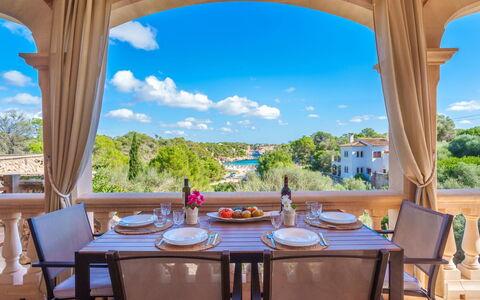 Vista Playa: Cielo, Tavolo, Nube, Mobilia, Proprietà, Costruzione, Azzurro, Sedia, Legna, Shade