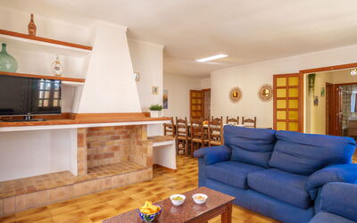 Clara M 625.4: Tavolo, Proprietà, Divano, Illuminazione, Legna, Soggiorno, Interior Design, Divano Letto, Pavimento, Pavimentazione