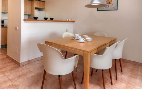 Pals 646: Camera, Mobilia, Proprietà, Tavolo, Sala Da Pranzo, Interior Design, Pavimento, Sedia, Costruzione, Immobiliare