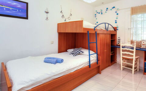 Villa Blanca Feliu: Camera Da Letto, Letto, Camera, Mobilia, Proprietà, Lenzuolo, Materasso, Telaio Del Letto, Costruzione, Bedding