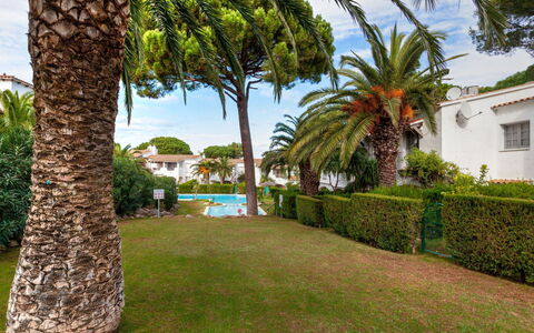Villa Blanca Feliu: Arbusto, Giardino, Prato, Ricorrere, Shade, Landscaping, Hacienda, Tropici, Cortile