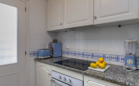 Golf Royal Delta: Controsoffitto, Cucina, Camera, Proprietà, Giallo, Piastrella, Cabinetry, Mobilia, Immobiliare, Pavimento