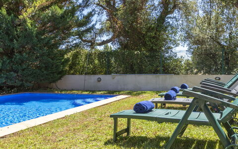 Bretos: Blu, Piscina, Mobili Da Esterno, Giardino, Shade, Backyard, Ricorrere, Tempo Libero, Landscaping, Prato