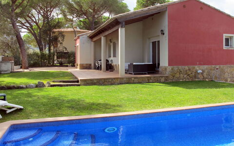 Bretos: Acqua, Pianta, Proprietà, Costruzione, Cielo, Albero, Shade, Erba, Porta, Casa
