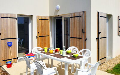 Les Grands Rochers 607.4: Mobilia, Tavolo, Costruzione, Sedia, Porta, Legna, Illuminazione, Shade, Pianta, Interior Design