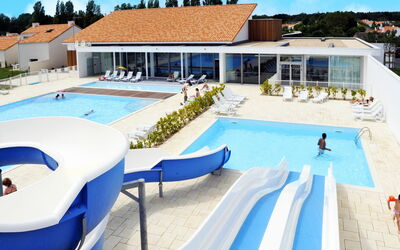 Olonne sur Mer 607: Cielo, Proprietà, Piscina, Costruzione, Finestra, Blu, Azzurro, Shade, Mobili Da Esterno, Sedia