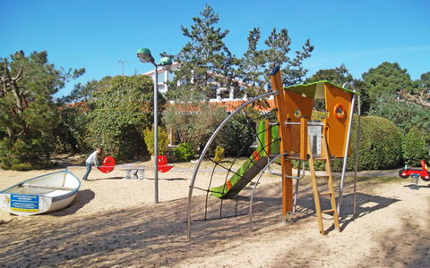 Saint Hilaire de Riez 606: Terreno Di Gioco, Spazio Pubblico, Attrezzatura Giochi All'Aperto, Insediamento Umano, Campo Da Giuoco, Città, Swing, Ricreazione, Albero, Cielo