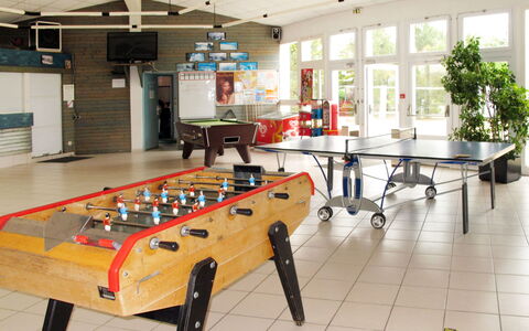 Saint Hilaire de Riez 606: Tavolo, Camera, Costruzione, Pavimento, Interior Design, Mobilia, Pavimentazione, Giochi, Giochi Al Coperto E Sport, Veicolo