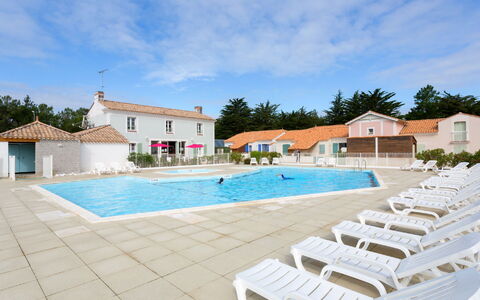 Saint Hilaire de Riez 608: Nube, Cielo, Acqua, Pianta, Piscina, Costruzione, Sedia, Mobili Da Esterno, Lettino, Shade