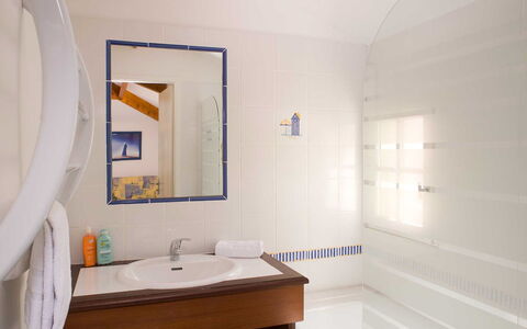 Saint Hilaire de Riez 608: Specchio, Rubinetto, Lavello, Idraulico Fixture, Lavandino Del Bagno, Bagno, Legna, Interior Design, Architettura