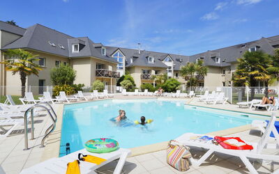 Saint Briac 606: Acqua, Nube, Proprietà, Cielo, Piscina, Costruzione, Azzurro, Mobili Da Esterno, Pianta, Casa