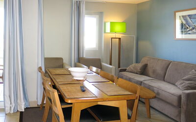 Reine Marine - T3 Balcon Lat. Mer 607.3: Camera, Mobilia, Proprietà, Soggiorno, Interior Design, Tavolo, Pavimento, Costruzione, Casa, Immobiliare