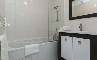 Odalys Domaine des Roches Jaunes 614.5: Specchio, Proprietà, Costruzione, Idraulico Fixture, Vasca Da Bagno, Lavello, Cabinetry, Soffione Doccia, Rubinetto, Bagno