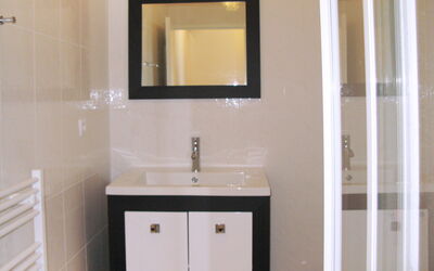 Odalys Domaine des Roches Jaunes 614.4: Bagno, Camera, Mobiletto Del Bagno, Proprietà, Lavello, Bagno Accessorio, Rubinetto, Mobilia, Parete, Piastrella