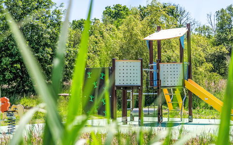 Crozon-Morgat 664: Spazio Pubblico, Giardino, Shade, Parco, Prato, Attrezzatura Giochi All'Aperto, Landscaping, Terreno Di Gioco, Scivolo