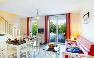 Les Roches 606.2: Camera, Proprietà, Mobilia, Interior Design, Costruzione, Casa, Giallo, Sala Da Pranzo, Soffitto, Casa