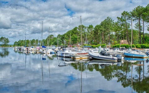 Lacanau 656: Blu, Acqua, Barca, Marina, Moto D'Acqua, Waterway, Estate, Porta, Riflessione, Barche E Nautica - Macchine E Materiali