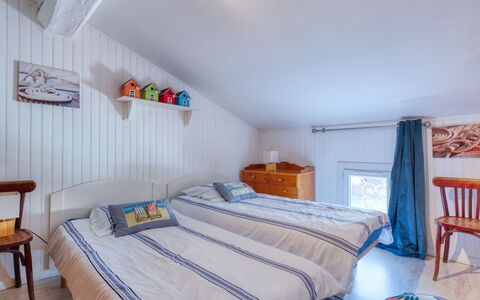 Poumeyrette: Mobilia, Blu, Comfort, Azzurro, Tavolo, Telaio Del Letto, Interior Design, Legna, Illuminazione, Costruzione