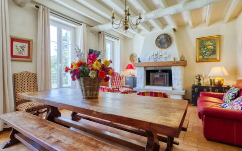 Poumeyrette: Fiore, Mobilia, Proprietà, Tavolo, Divano, Legna, Decorazione, Arancia, Interior Design, Cornice