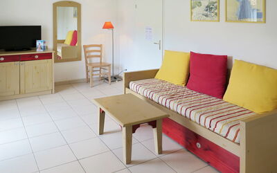 L'Allée des Dunes 621.4: Mobilia, Camera, Proprietà, Pavimento, Tavolo, Interior Design, Giallo, Soggiorno, Letto, Costruzione