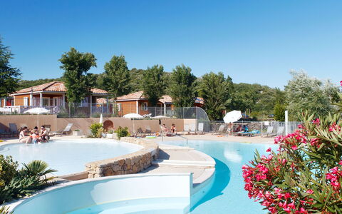 Vallon-Pont-D'Arc 620: Acqua, Cielo, Pianta, Proprietà, Costruzione, Piscina, Fiore, Azzurro, Albero, Località Balneare