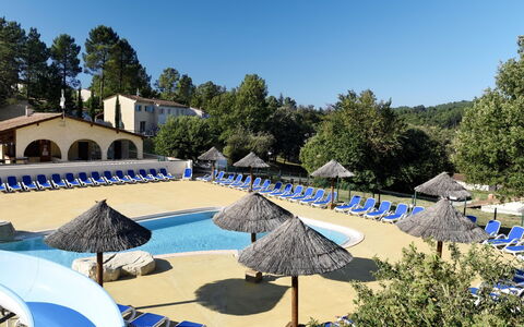 Vallon-Pont-D'Arc 621: Cielo, Ombrello, Albero, Blu, Shade, Pianta, Costruzione, Piscina, Mobili Da Esterno, Tempo Libero