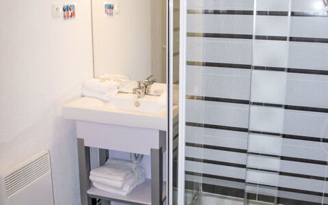 Le Grau du Roi 604: Pavimentazione, Pavimento, Interior Design, Idraulico Fixture, Camera, Bagno, Soffitto, Idraulico, Lavello, Doccia Porta