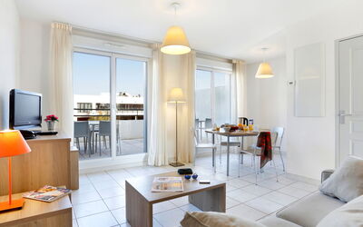 Cap Med 604.2: Camera, Proprietà, Mobilia, Interior Design, Costruzione, Pavimento, Giallo, Casa, Soffitto, Soggiorno