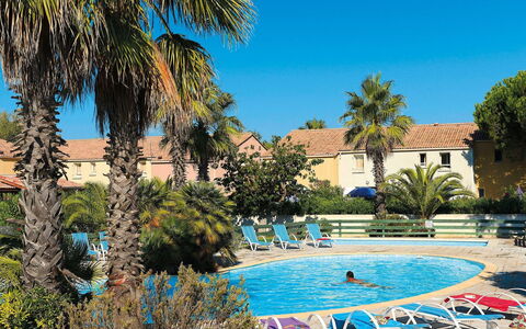 Valras Plage 606: Acqua, Pianta, Cielo, Proprietà, Costruzione, Azzurro, Piscina, Albero, Sedia, Arecales