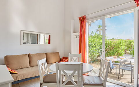 Valras Plage 606: Mobilia, Interior Design, Sedia, Cucina & Sala Da Pranzo Tavolo, Shade, Mobili Da Esterno, Soggiorno, Tavolino Da Caffè, Pianta Della Casa