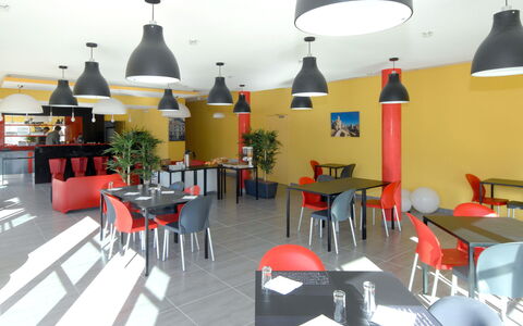 Argelès sur Mer 627: Tavolo, Mobilia, Proprietà, Sedia, Architettura, Interior Design, Pavimento, Pavimentazione, Immobiliare, Soffitto