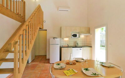 Le Mediterranée 628.2: Camera, Proprietà, Costruzione, Mobilia, Le Scale, Pavimento, Interior Design, Casa, Corrimano, Soffitto